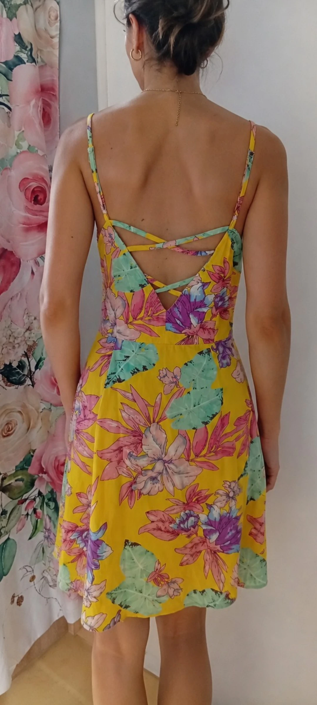 Vestido floral com botões, alças finas e laços cruzados nas costas – photo 2